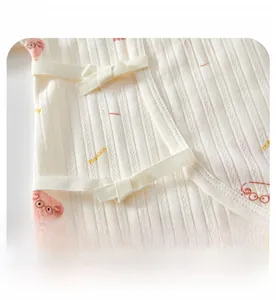 Detailaufnahme des Baby-Bodys aus weicher Rippbaumwolle mit seitlichem Bindeband-Design