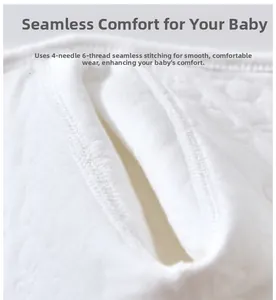 Vue détaillée de la couture plate à 4 aiguilles et 6 fils sur un vêtement bébé en coton