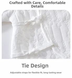 Détail d'un body matelassé pour bébé avec liens réglables et texture tricotée gaufrée