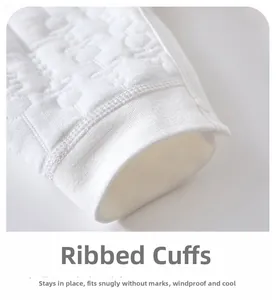 Détail de la manchette côtelée pour barboteuse bébé en coton doux avec boutons pressions