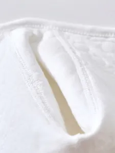 Barboteuse bébé en coton blanc avec détails de couture sans couture à 4 aiguilles et 6 fils