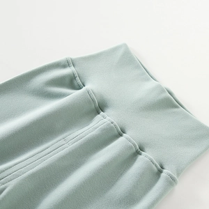 Salbeigrüne Thermo-Unterhose für Babys mit hohem elastischem Bund und weichem Stoff