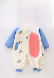 Dettaglio della trama trapuntata e degli strati di caldo cotone della tutina neonato