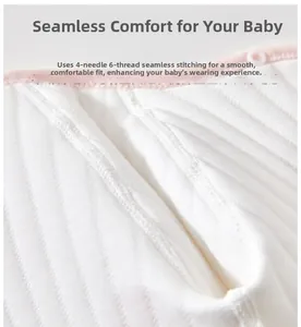 Détail couture sans os à 4 aiguilles et 6 fils sur body en coton pour bébé