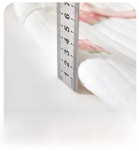 Détail macro montrant l'épaisseur de 4mm du tissu en coton matelassé pour barboteuse