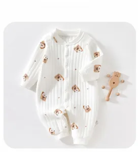 Détail du body bébé matelassé blanc chaud avec motif ours et boutons-pression