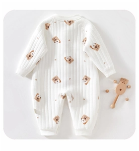 Détail de la grenouillère bébé matelassée avec imprimé ours et poignets côtelés