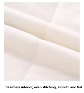 Dettaglio macro della cucitura piatta senza cuciture sul body neonato in cotone bianco