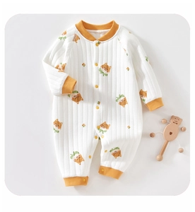 Barboteuse hiver bébé en coton matelassé avec bordures orange et motifs de chiens