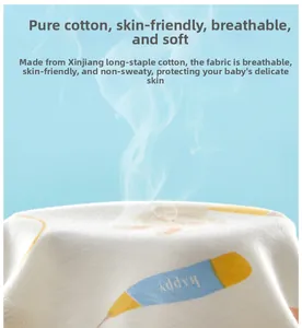Détail du haut pour nouveau-né en coton respirant montrant la texture du tissu doux