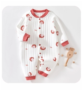 Détails du barboteuse matelassée pour bébé avec bords-côtes rouges et boutons