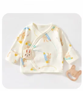 Vue détaillée du haut cache-cœur pour bébé en coton avec patch lapin 3D et imprimés