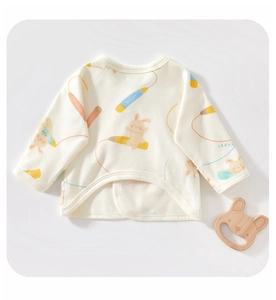 Détail du haut cache-cœur bébé en coton avec lapin mignon et imprimé Happy coloré