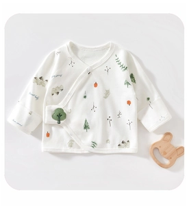 Détail d'une chemise bébé en coton avec imprimés animaux de la forêt et boutons-pression