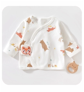 Détail du haut cache-cœur en coton pour nouveau-né avec broderie et motifs d'animaux