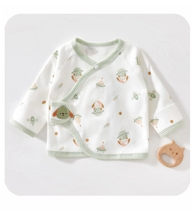 Détail du haut kimono pour nouveau-né en coton avec des motifs de chiens de l'espace