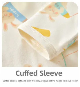 Détail du revers doux sur haut pour nouveau-né avec motif lapin en coton peigné