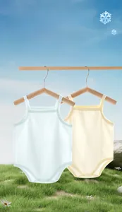 Vue détaillée des bodies de bébé en coton bleu clair et jaune avec boutons et bretelles