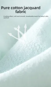 Gros plan du barboteuse en maille de coton jacquard respirant et doux pour bébés
