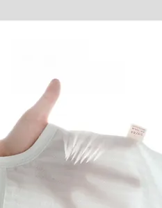 Détail macro du tissu en maille 100% coton respirant sur le body bébé sans manches