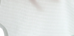 Gros plan sur le tissu en maille de coton blanc respirant pour body bébé avec rayures