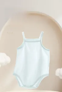 Détail d'un body bébé bleu clair en coton jacquard avec boutons-pression à l'entrejambe