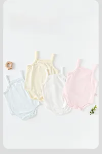 Détail de bodies bébé sans manches en coton en quatre couleurs pastel avec boutons-pression