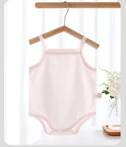 Détail d'un body bébé en coton avec tissu en maille et fermeture à boutons pression