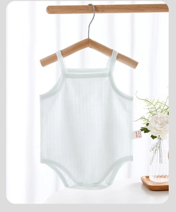 Gros plan du body bébé en coton menthe avec texture en maille filet respirante