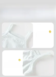 Détail du body pour bébé en maille de coton bleu clair respirante avec bretelles