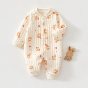 Détail d'une barboteuse matelassée pour bébé avec oursons et boutons-pression