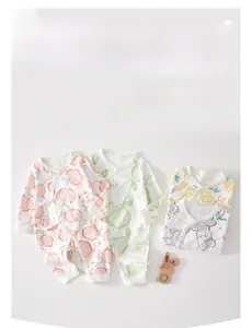 Detail der weichen Baby-Bodys aus Baumwolle mit Frucht- und Bärenmotiven und Bindeband