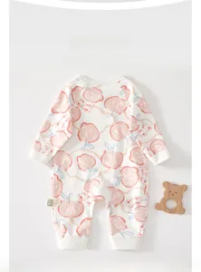 Detaillierte Flachbildaufnahme von Baby-Strampler aus Baumwolle mit Pfirsichmuster