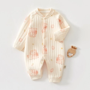 Détail de grenouillère en coton matelassé avec motifs roses et boutons-pression