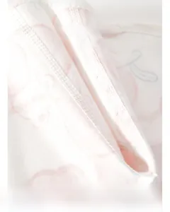 Detailansicht eines Baby-Stramplers aus Bio-Baumwolle mit feiner Naht und rosa Muster
