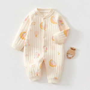 Détail de la grenouillère bébé en coton matelassé avec imprimés lunes et étoiles