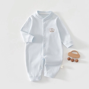 Detail eines hellblauen Baby-Stramplers mit Rippstruktur und Bären-Stickerei