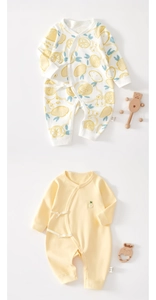 Detailansicht der Baby-Strampler aus Baumwolle mit seitlichen Bändern und Zitronenstickerei