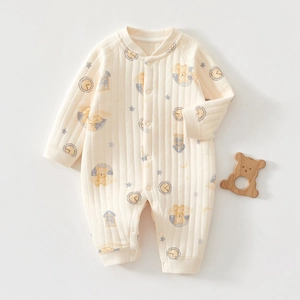 Détail de la grenouillère bébé en coton gaufré doux avec des motifs d'oursons mignons