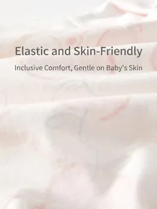 Nahaufnahme von weichem Baumwoll-Babybody mit pastellfarbenem Fruchtdruck und hoher Elastizität