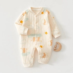 Vue détaillée d'une grenouillère matelassée pour bébé avec imprimés lapins