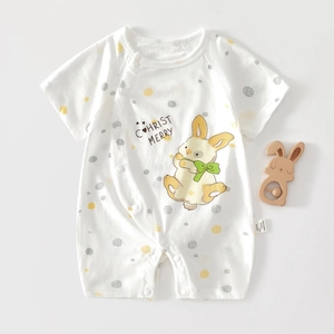Détail d'un body bébé en coton avec imprimé lapin jaune et boutons-pression en résine