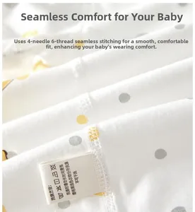 Détail de couture sans os à 4 aiguilles et 6 fils sur body bébé en coton à pois