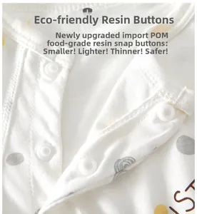 Détail d'un body bébé avec boutons-pressions en résine POM sur coton à pois