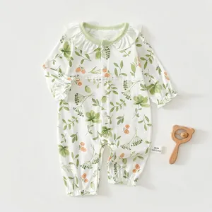 Détail du barboteuse bébé en coton à fleurs avec col à volants et étiquette 100% coton