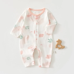 Vue détaillée d'une barboteuse bébé en coton fleuri avec bordure rose et pressions