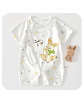 Vue détaillée du body bébé en coton avec fermeture à bouton et motif à pois