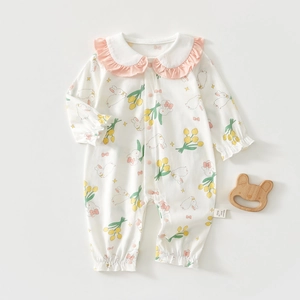 Détail d'une grenouillère pour bébé avec col Peter Pan rose et imprimé lapin doux