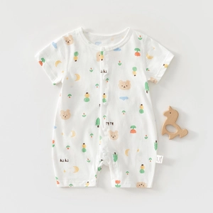 Détail d'un barboteuse bébé à manches courtes en coton doux avec motifs ours et lune mignons