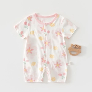 Détail de la barboteuse pour bébé en coton fleuri avec boutons-pression sur blanc